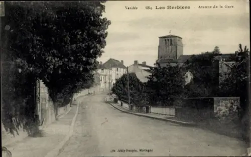 Ak Les Herbiers Vendée, Avenue de la Gare, Straße, Häuser und Kirchturm