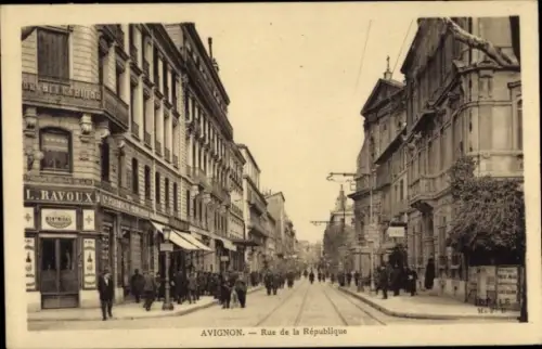 Ak Avignon Vaucluse, Rue de la République, L.Ravoux,  Stadtansicht, Menschen, Straßenverkehr