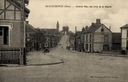 CPA Sainte-Gauburge-Orne, Grande Rue, vue prise de la Mairie