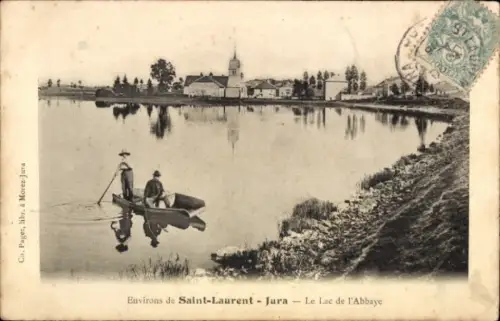 Ak Saint Laurent Jura, Landschaft mit See, Boot, Dorf, Kirche, ruhige Wasseroberfläche