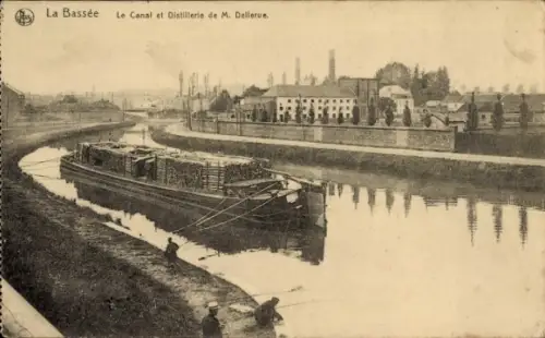 Ak La Bassée Nord, Kanal und Brennerei von Mr. Dellerue, Frachtschiff