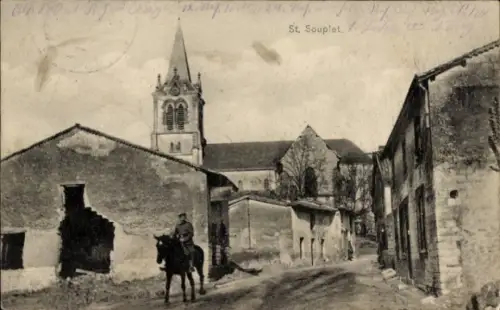 Ak St. Souplet Nord, Straßenpartie im Ort, Zerstörte Häuser, Kirchturm, Soldat