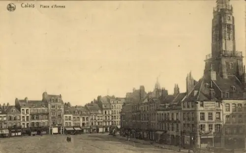 Ak Calais Pas de Calais, Stadtansicht von  Platz d'Armes,  Gebäude