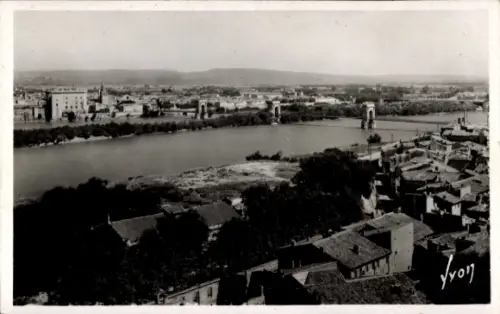 Ak Tarascon Bouches du Rhône, Blick auf Tarascon, Flussansicht,  Gebäude, Brücken