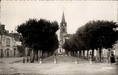 CPA Yzeures Indre et Loire, La place et l'église