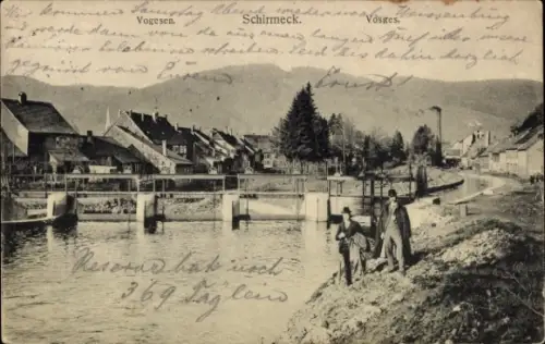 Ak Schirmeck Elsass Bas Rhin,  Vogesen, Flussansicht, Häuser, Berge im Hintergrund