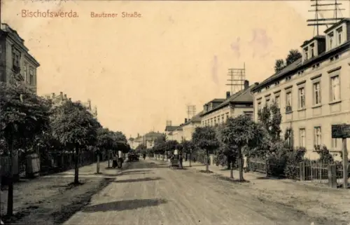 Ak Bischofswerda in Sachsen,  Bautzner Straße, Straßenansicht, Häuser, Bäume