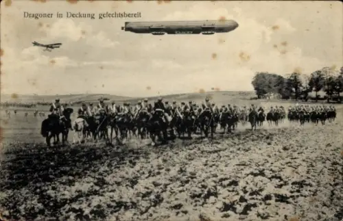 Ak Kaiserliche Dragoner gefechtsbereit, Zeppelin über Schlachtfeld