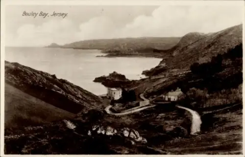 Ak Bouley Bay Kanalinsel Jersey, Landschaft mit Küste, Hügeln, zwei Gebäuden, Weg