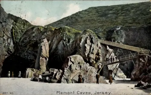 Ak Plemont Kanalinsel Jersey, Plemont Caves,  Felsen, Brücke, Menschen