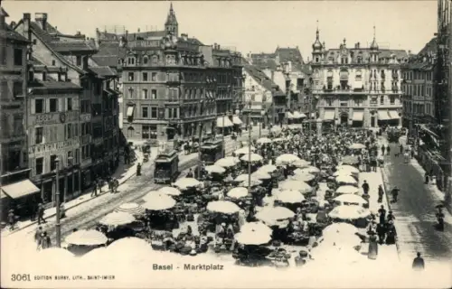 Ak Basel Stadt Schweiz, Basel Marktplatz, viele Menschen, Markstände, Sonnenschirme, Straßenbahn