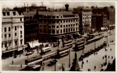 Ak Manchester England, Piccadilly, Straßenansicht, Straßenbahnen, Menschen,  Fotografie