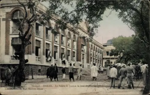 Ak Dakar Senegal, Palais de Justice,  Menschen vor dem Gebäude, 