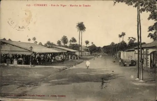 Ak Conakry Guinea, Marktstraße, Menschen, Verkaufsstände, Palmen, Conakry