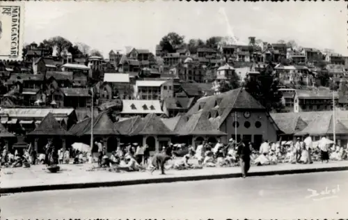 Ak Madagaskar Madagascar, Markt mit Menschen, Häuser im Hintergrund,  1952