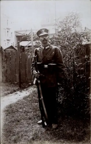Foto Ak Deutscher Soldat in Uniform, Landwehr, Bajonett