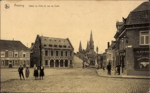 Ak Antoing Wallonien Hennegau,  Hotel de Ville, rue du Cure, Menschen auf der Straße