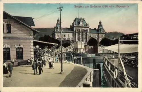 Ak Bregenz am Bodensee Vorarlberg, Bregenz am Bodensee, Hafenpartie, Menschen, Boote, Gebäude