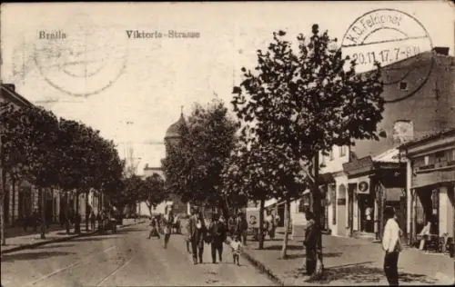 Ak Brăila Rumänien,  Viktoria-Straße, Menschen auf der Straße, Bäume