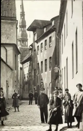 Foto Ak Riga Lettland, Straßenpartie, Glockenturm, Anwohner, Kinder