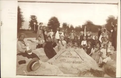 Foto Ak Hamburg Wilhelmsburg Moorwerder Moorwärder, Städtische Kolonie, Kindergruppe, Sandburg