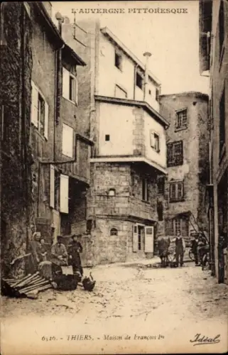 Ak Thiers Puy de Dôme, Altstadtgasse, Gebäude, Menschen,  Atmosphäre