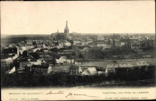 Ak Walcourt Wallonien Namur, Panorama von  Kirche im Hintergrund, Häuser, Hügel