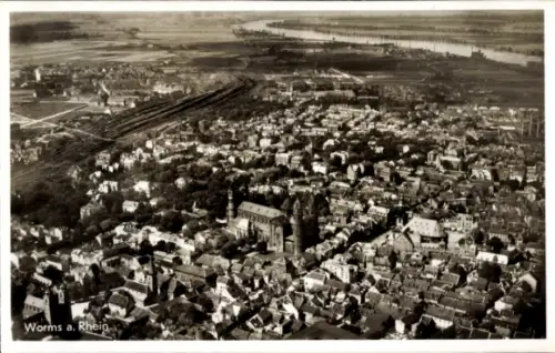 Ak Worms am Rhein, Luftaufnahme von  Rhein, Stadtansicht, Kirchen, Landschaft