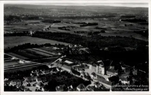Ak Wiblingen Ulm an der Donau Baden, Luftaufnahme von Wiblingen mit Ulm und der Donau, Flugzeugau