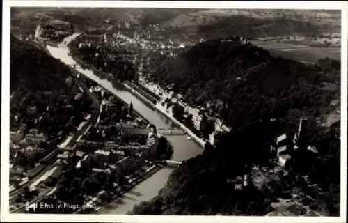 Ak Bad Ems an der Lahn, Luftaufnahme von  Fluss, Berge, Stadtansicht
