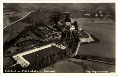 Ak Bronnzell Fulda in Hessen, Luftaufnahme von Rhönbad und Rhönkurheim Bronnzell, Schwimmbad, Gar