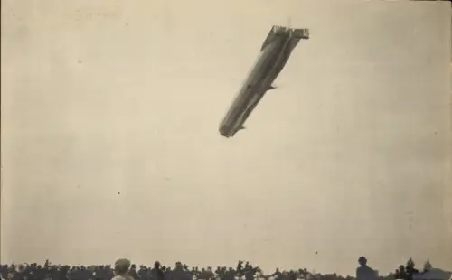 Foto Ak Zeppelin in der Luft, Zuschauer