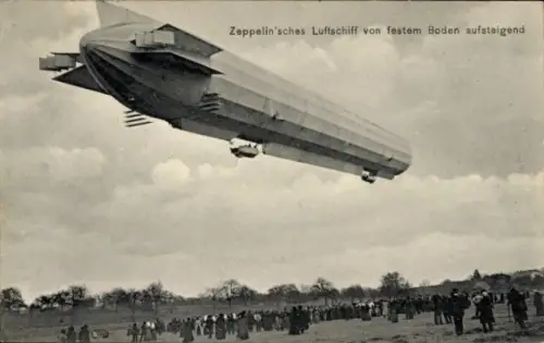 Ak Zeppelin'sches Luftschiff von festem Boden aufsteigend, Zuschauer
