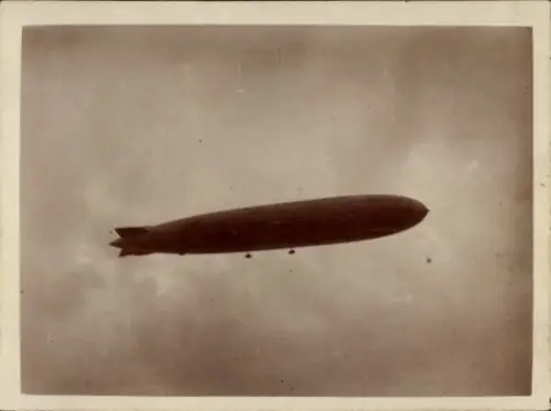Foto Ak Zeppelin in voller Fahrt, 1930