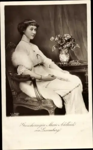 Ak Großherzogin Marie Adelheid von Luxemburg, Sitzportrait