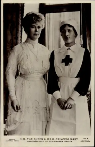 Ak Königin Mary, Maria von Teck, mit Prinzessin Mary als Krankenschwester, Rotes Kreuz, 1. WK