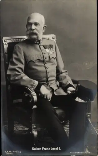 Ak Kaiser Franz Joseph I., Sitzportrait in Uniform, Orden