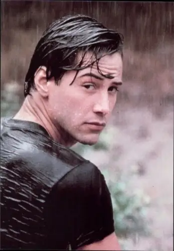 Ak Schauspieler Keanu Reeves, Portrait im Regen