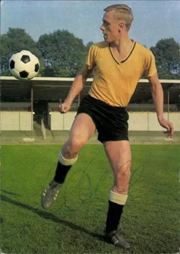 Ak Fußballspieler Siegfried Held mit Fußball, Borussia Dortmund, Aral Sammelbild, Autogramm