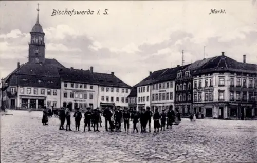 Ak Bischofswerda in Sachsen, Marktplatz mit Gebäuden, Menschenmenge, Kirchturm