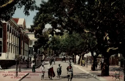 Ak Dakar Senegal,  Boulevard Justice, Menschen auf der Straße, Bäume, Gebäude