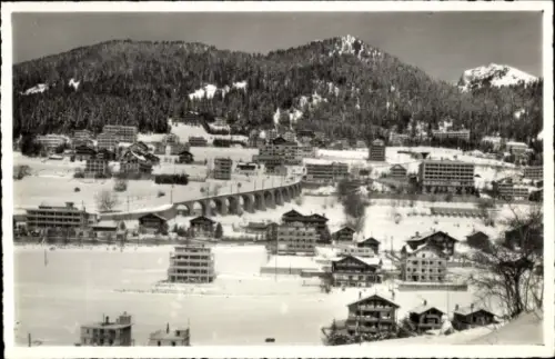 Ak Leysin Kanton Waadt, Schneebedeckte Landschaft, Berge, Gebäude, Viadukt, Schwarz-Weiß-Foto