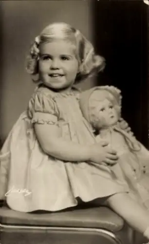 Ak Prinzessin Margaretha, Portrait mit Puppe