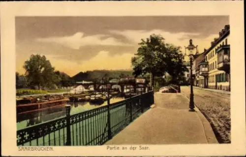 Ak Saarbrücken im Saarland, Flusslandschaft an der Saar, Brücke, Bäume, Laterne, Uferpromenade