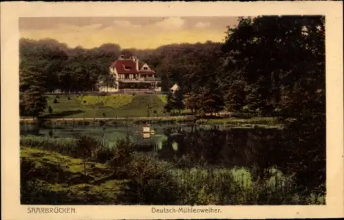 Ak Saarbrücken im Saarland, Deutsch-Mühlenweiher, Haus im Hintergrund, Wasserfläche, Bäume