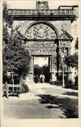 Ak Córdoba Argentinien, Tor mit Reliefs, Bäume, Menschen, Straße, Sitzbank