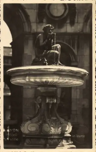 Ak Lyon Rhône, Brunnen mit Statue,  Hotel de Ville, La Source