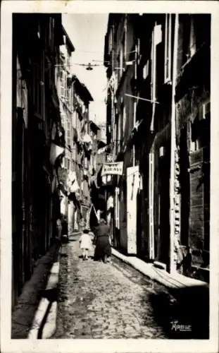 Ak Marseille Bouches du Rhône, Enge Gasse, Wäsche auf der Straße, Schild 'KIRAVI', Kinder