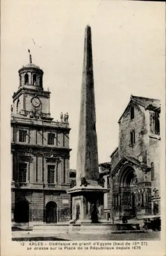 Ak Arles Bouches du Rhône, Obelisk aus Granit, Platz der Republik, Uhrturm,  Gebäude