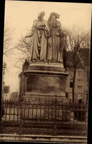 Ak Maaseik Maeseyck Flandern Limburg, Statue, drei Figuren, Inschrift, Zaun, Maeseyck